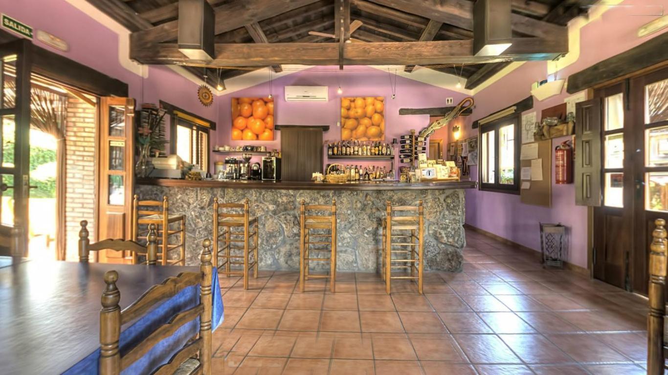 Apartamentos Rurales El Canchal De La Gallina: Rustic Retreat with Jacuzzi & Heated Pool Hervas Exterior photo