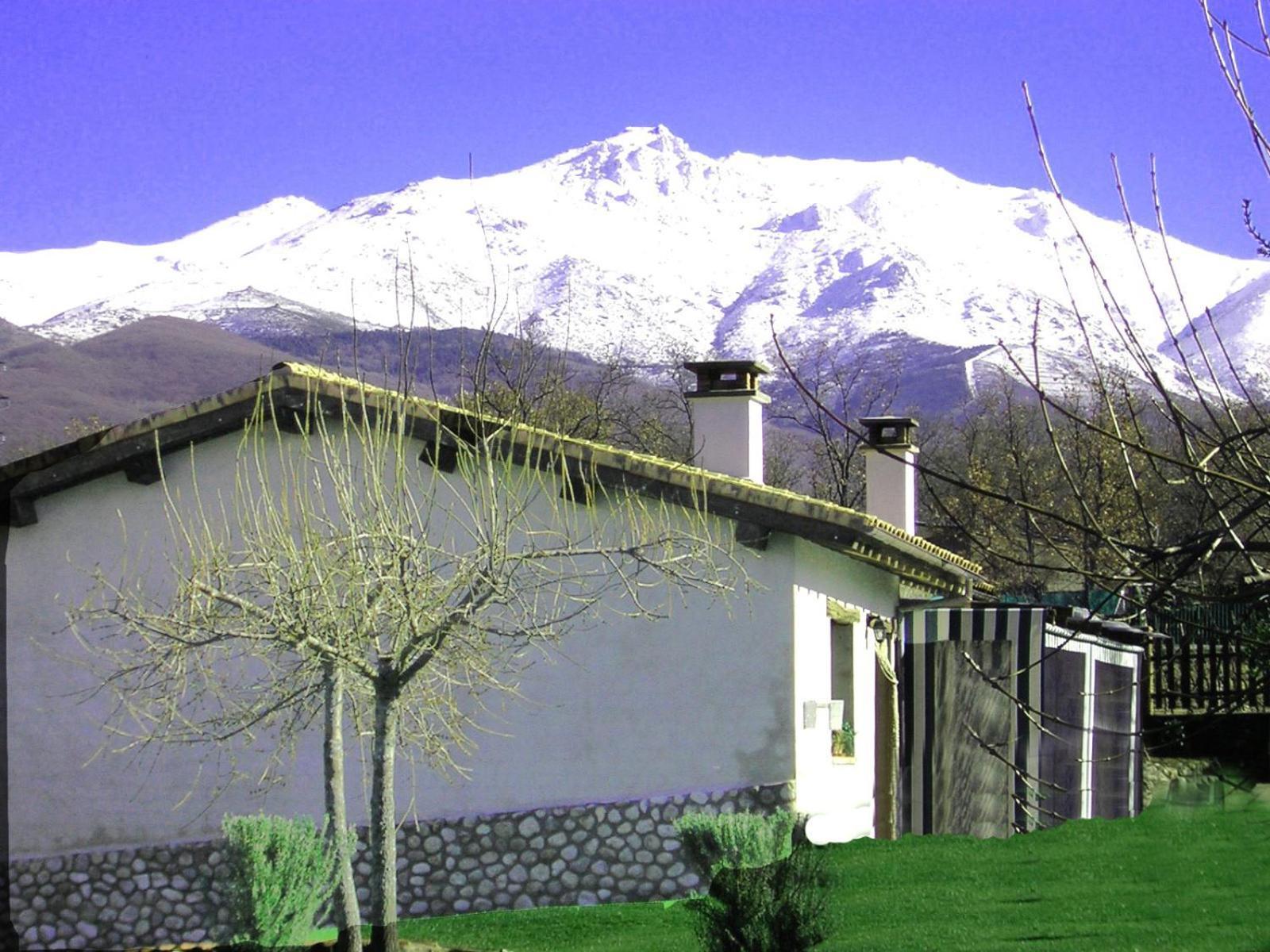 Apartamentos Rurales El Canchal De La Gallina: Rustic Retreat with Jacuzzi & Heated Pool Hervas Exterior photo