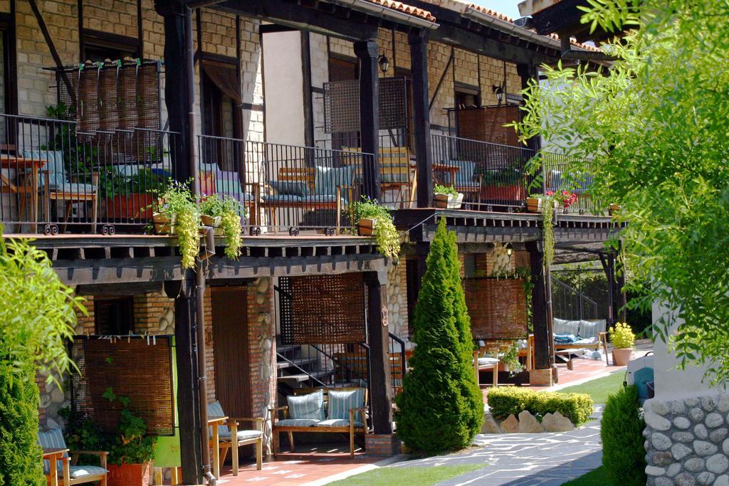Apartamentos Rurales El Canchal De La Gallina: Rustic Retreat with Jacuzzi & Heated Pool Hervas Exterior photo