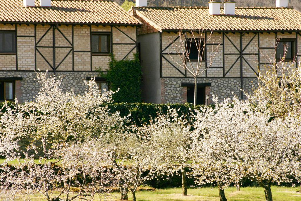 Apartamentos Rurales El Canchal De La Gallina: Rustic Retreat with Jacuzzi & Heated Pool Hervas Exterior photo