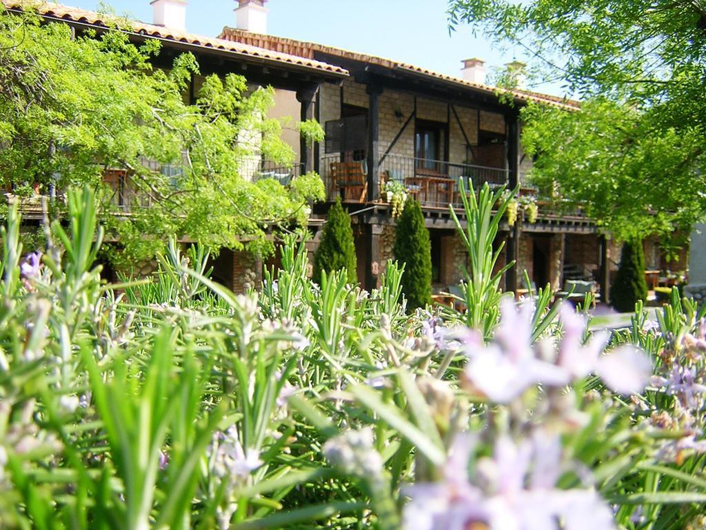 Apartamentos Rurales El Canchal De La Gallina: Rustic Retreat with Jacuzzi & Heated Pool Hervas Exterior photo