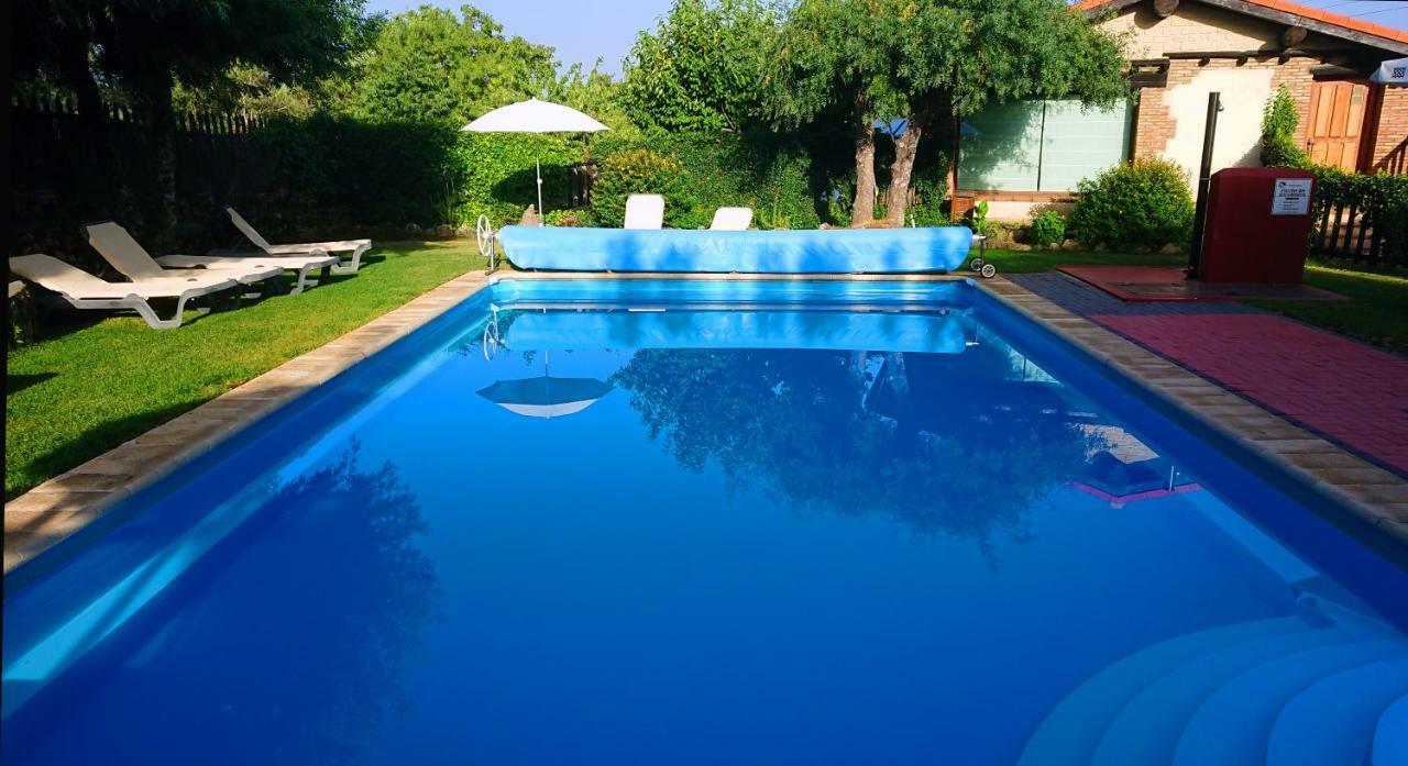 Apartamentos Rurales El Canchal De La Gallina: Rustic Retreat with Jacuzzi & Heated Pool Hervas Exterior photo