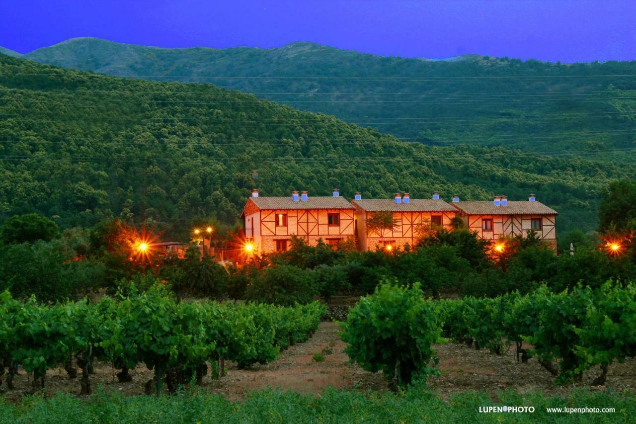 Apartamentos Rurales El Canchal De La Gallina: Rustic Retreat with Jacuzzi & Heated Pool Hervas Exterior photo