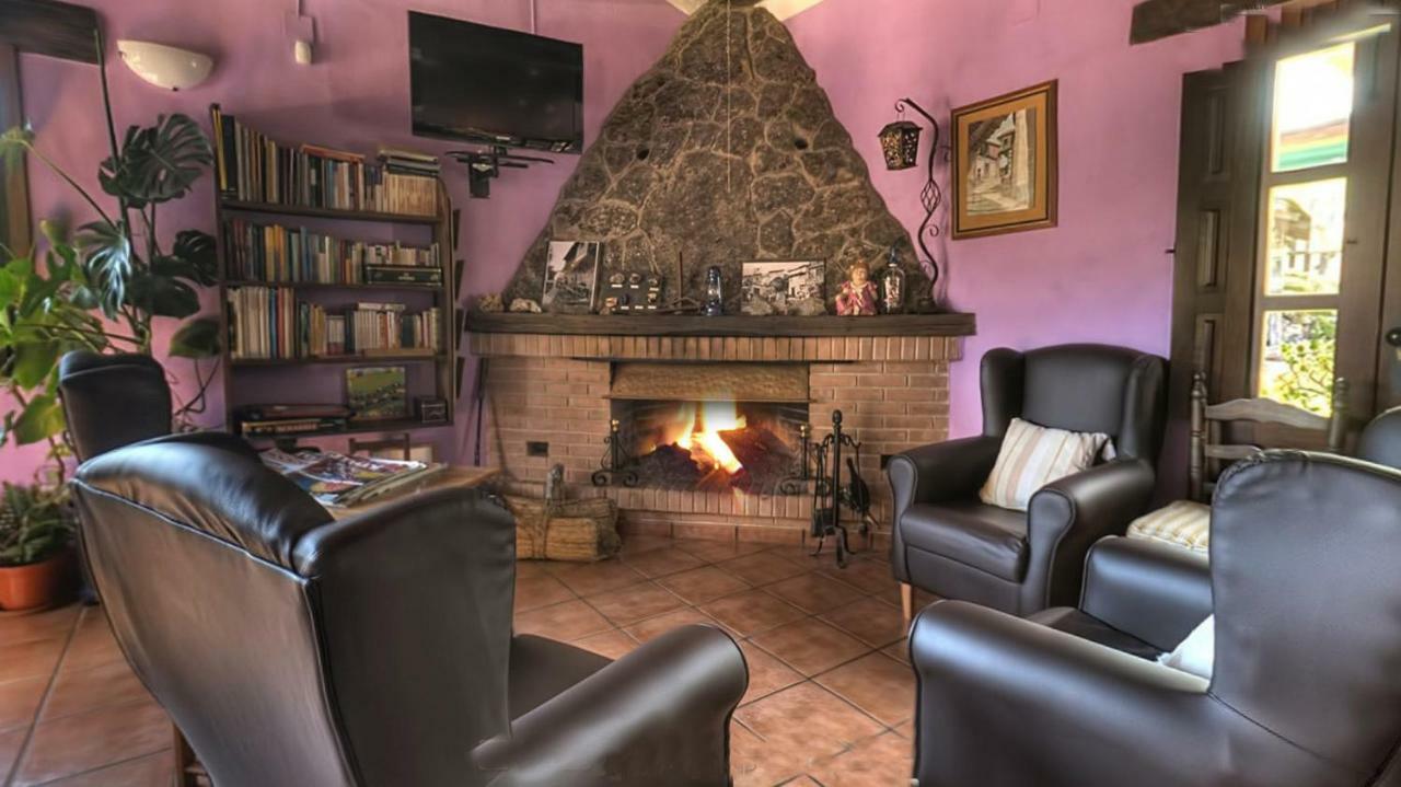 Apartamentos Rurales El Canchal De La Gallina: Rustic Retreat with Jacuzzi & Heated Pool Hervas Exterior photo