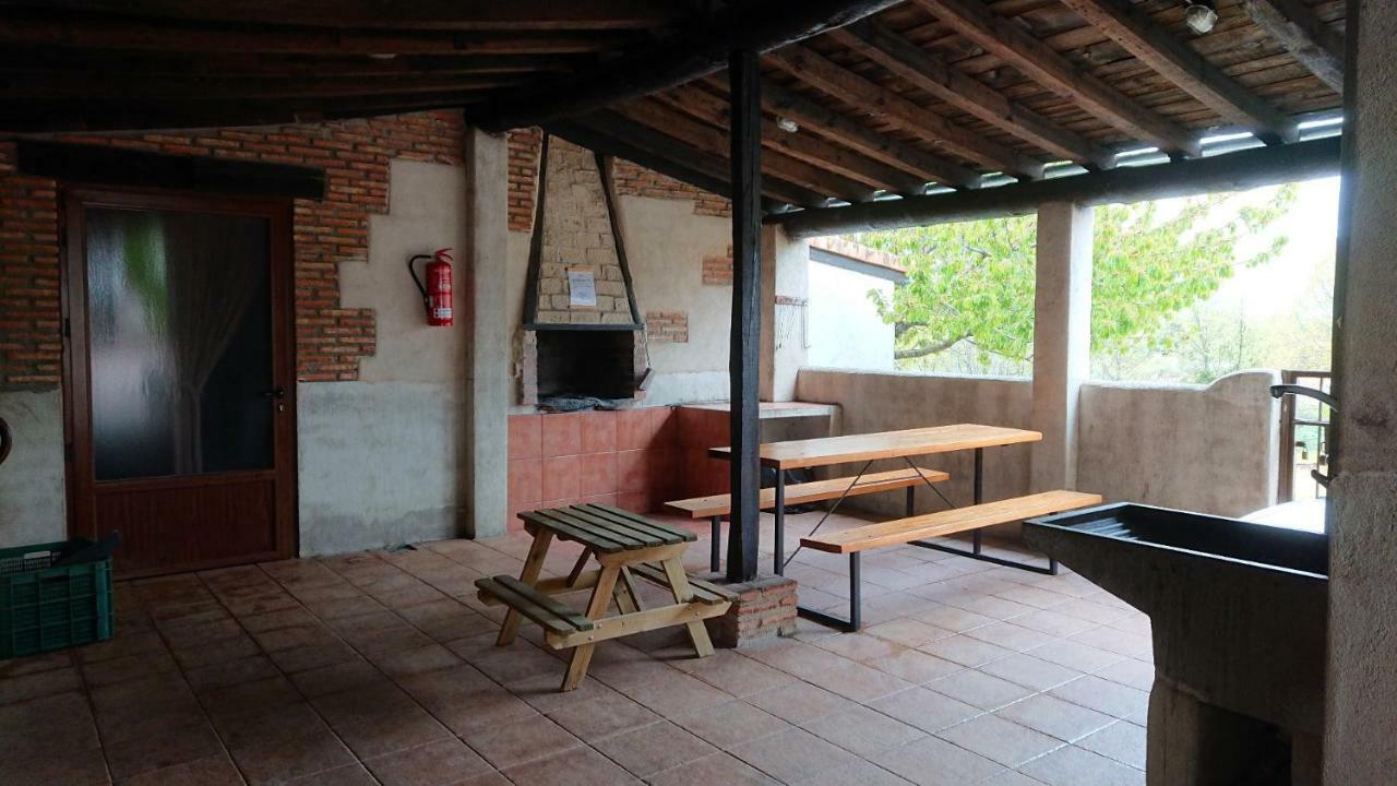 Apartamentos Rurales El Canchal De La Gallina: Rustic Retreat with Jacuzzi & Heated Pool Hervas Exterior photo